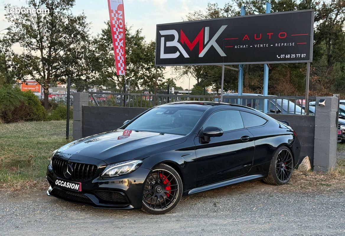 Mercedes-AMG C 63 Coupé devant le garage BMK Auto au Mans